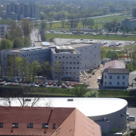 Exteriér - Studijní a vědecká knihovna v Hradci Králové