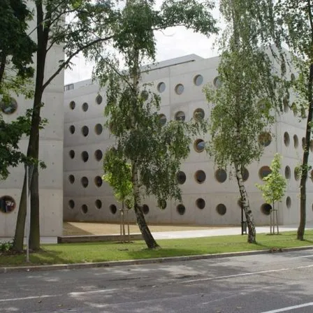 Exteriér - Studijní a vědecká knihovna v Hradci Králové
