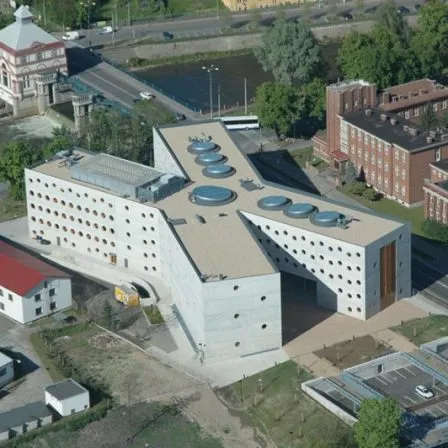Exteriér - Studijní a vědecká knihovna v Hradci Králové