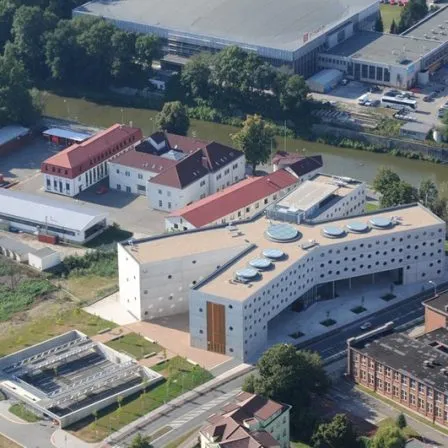 Exteriér - Studijní a vědecká knihovna v Hradci Králové