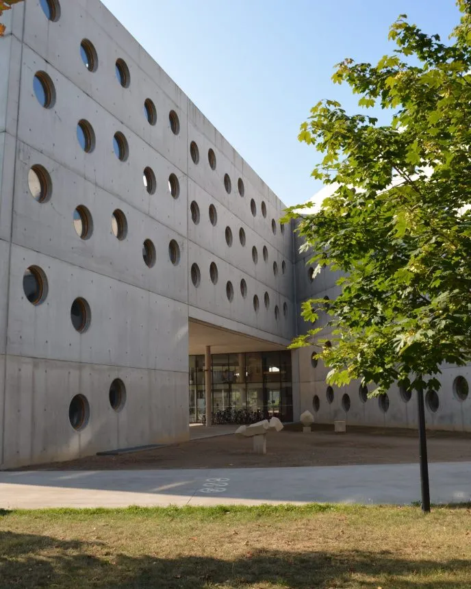 Exteriér - Studijní a vědecká knihovna v Hradci Králové