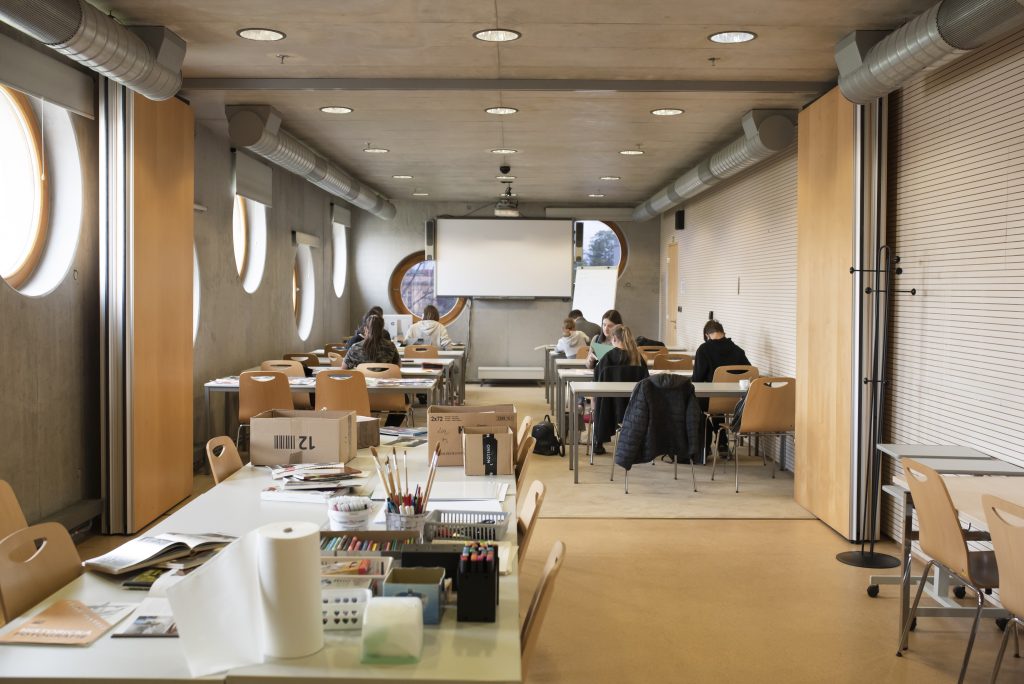 Koláž jako Kolář - Studijní a vědecká knihovna v Hradci Králové