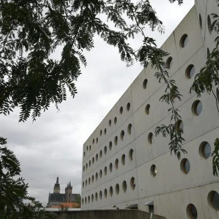 Exteriér - Studijní a vědecká knihovna v Hradci Králové