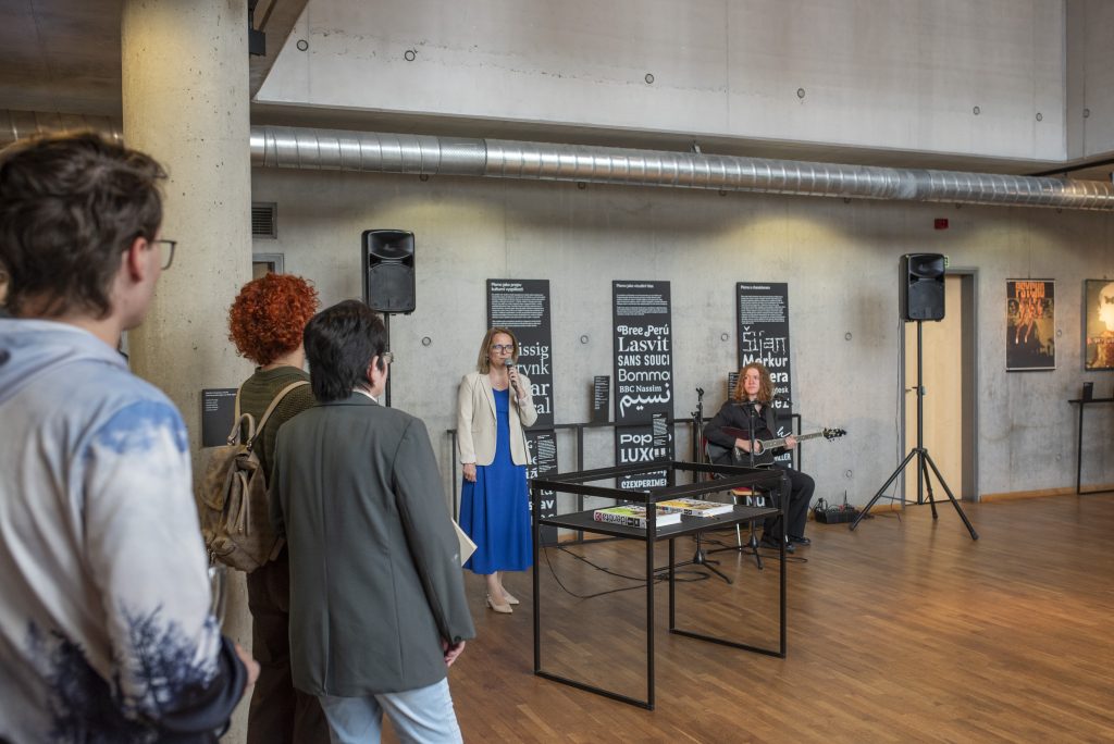 Úspěšná vernisáž výstavy Identita: Příběh českého grafického designu ožil ve SvkHK - Studijní a vědecká knihovna v Hradci Králové