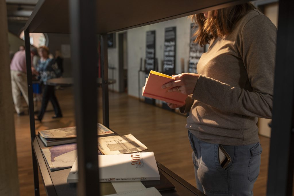 Úspěšná vernisáž výstavy Identita: Příběh českého grafického designu ožil ve SvkHK - Studijní a vědecká knihovna v Hradci Králové